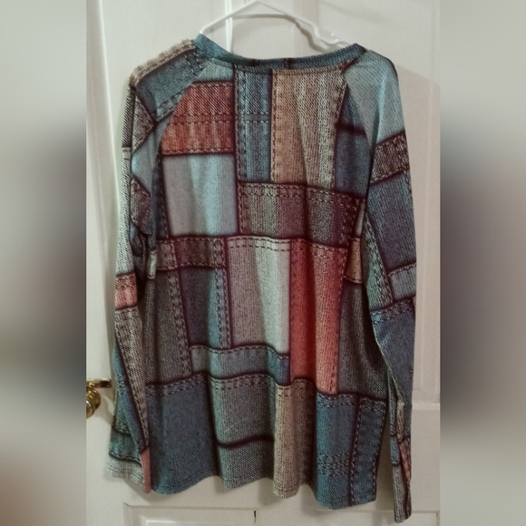 XXL Women's plus top - Picture 2 of 3